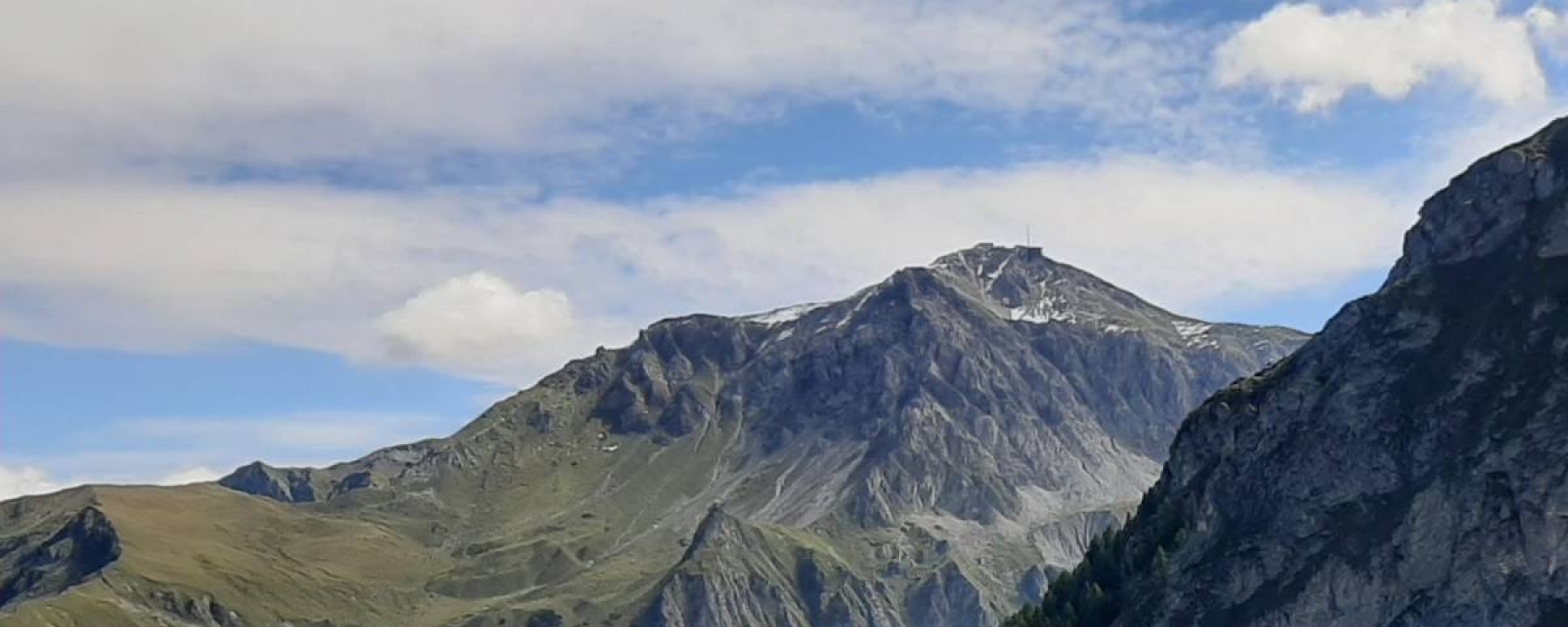 Das Aroser Weisshorn mit der Station der Luftseilbahn Arosa-Weisshorn als Ziel dieser Wanderung.