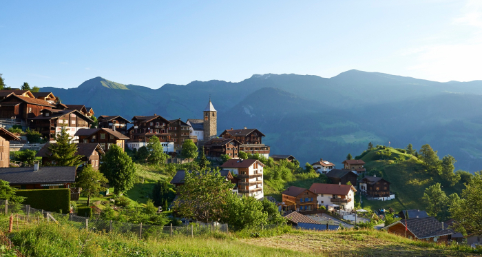 Direkt Unterhalb des Dorfes liegt der Aussichtshügel "Büel". Direkt Unterhalb des Dorfes liegt der Aussichtshügel "Büel".