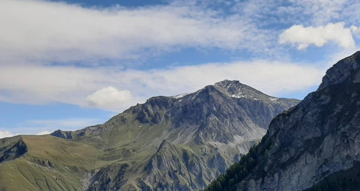Das Aroser Weisshorn mit der Station der Luftseilbahn Arosa-Weisshorn als Ziel dieser Wanderung.
