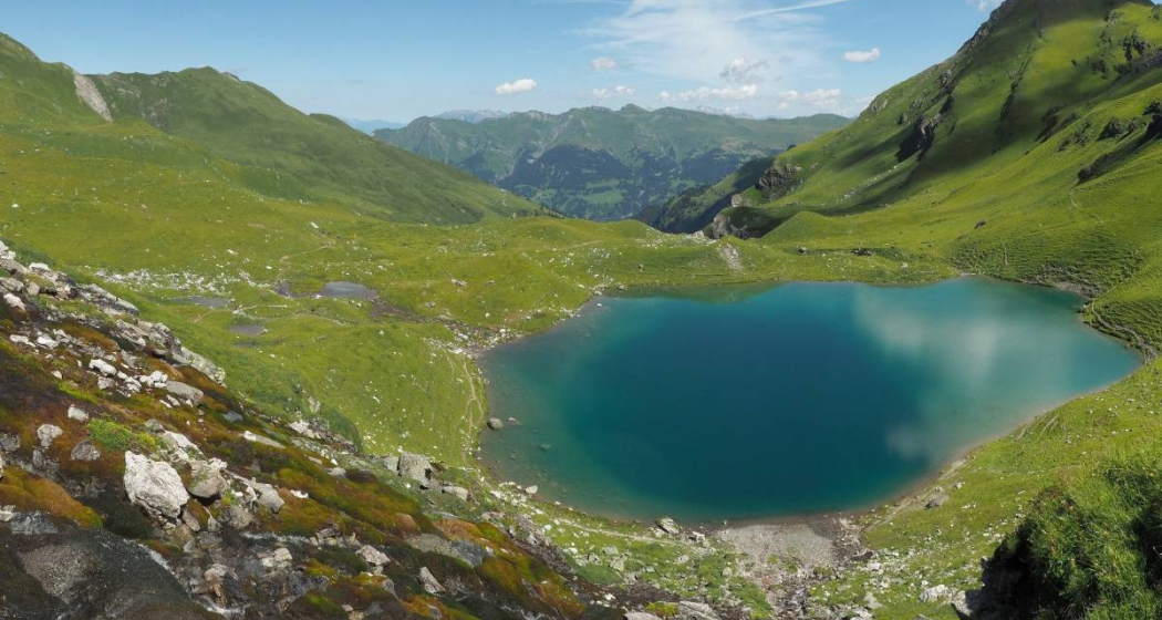 Der Urdensee am Ende des Urdentals - bevor es über das Urdenfürggli weiter Richtung Lenzerheide geht. Der Urdensee am Ende des Urdentals - bevor es über das Urdenfürggli weiter Richtung Lenzerheide geht.