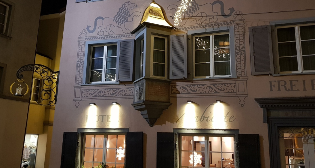Hotel Freieck bei Nacht mit dem Goldenen Dach Hotel Freieck bei Nacht mit dem Goldenen Dach