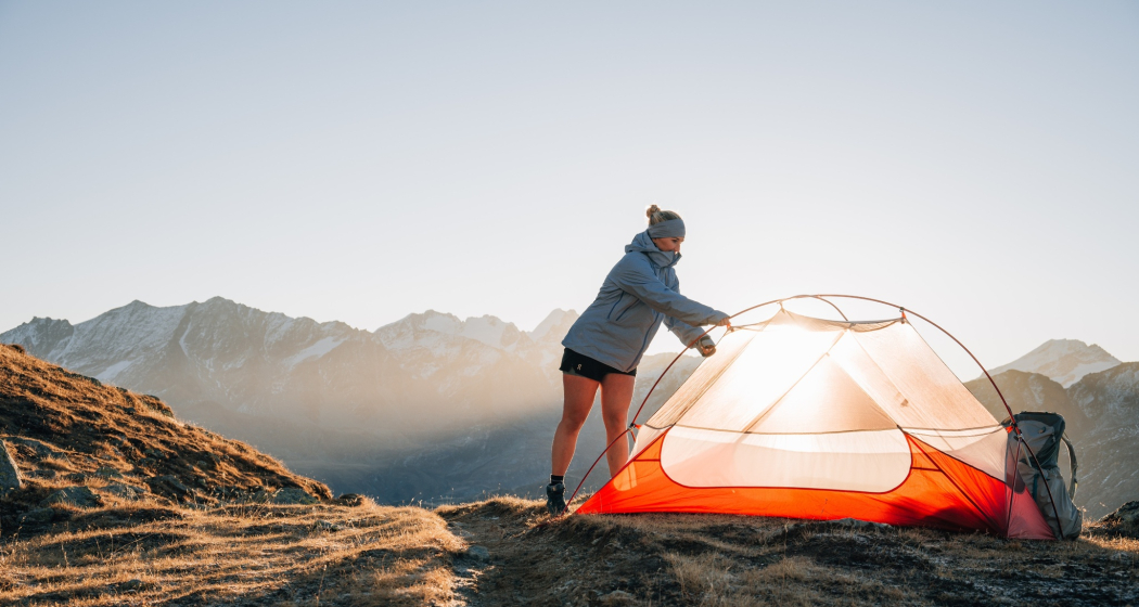 Christina Ragettli unterwegs auf der Via Alpina Christina Ragettli stellt ein Zelt in der Abendsonne auf der Via Alpina auf