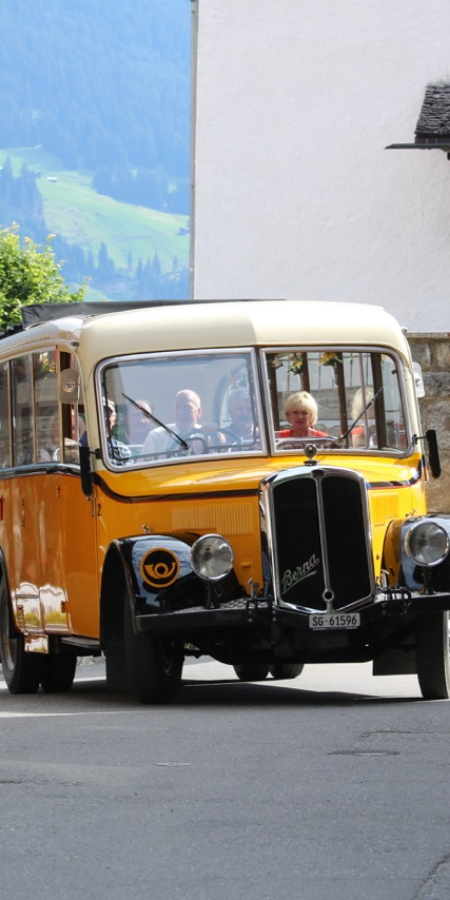 Nostalgiepostauto unterwegs in der Region Tschiertschen