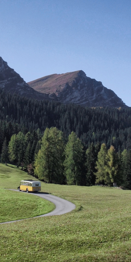 Nostalgiepostauto unterwegs in der Region Tschiertschen