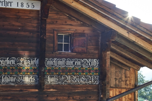 dorf_haus_haussprueche_nina-mattli_03