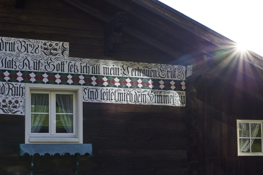 dorf_haus_haussprueche_nina-mattli_04