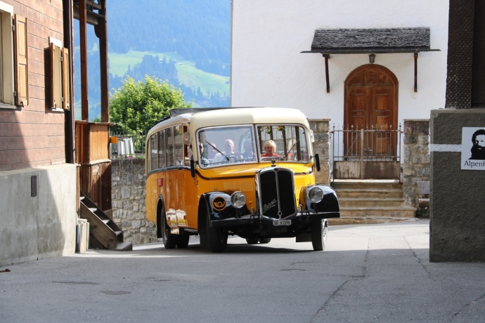 Nostalgiepostauto unterwegs in der Region Tschiertschen