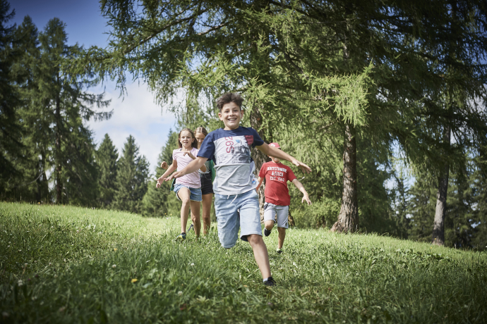tschiertschen_kinder_wiese_nina-mattli