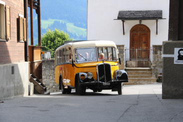 Nostalgiepostauto unterwegs in der Region Tschiertschen