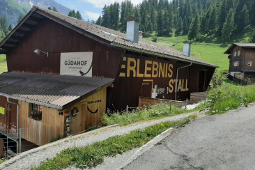 erlebnisstall_aussensicht_sommer