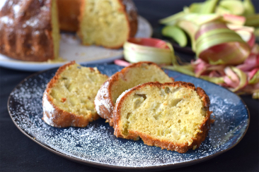 Drei Stück Gugelhupf auf einem Teller